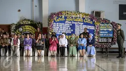 Panglima TNI Jenderal Gatot Nurmantyo (kanan) memberi kata sambutan dalam acara persemayaman di Hanggar Skadron Udara 17 Lanud Halim Perdanakusuma, Jakarta, (22/3). Helikopter TNI AD jatuh di atas perkebunan Sulawesi Tengah. (Liputan6.com/Faizal Fanani)