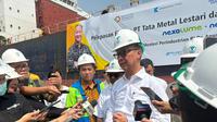 Menteri Perindustrian Agus Gumiwang Kartasasmita bersama Vice President Operasional PT Tata Metal, Stephanus Koeswandi di kapal yang akan membawa baja ringan ke Amerika Serikat. (Tim News).