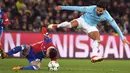 Gelandang Manchester City, Ilkay Gundogan berebut bola dengan pemain FC Basel, Taulant Xhaka pada leg pertama babak 16 besar Liga Champions di St. Jakob Park, Rabu (14/2). Manchester City memborong 4 gol tanpa balas di kandang Basel. (Patrick HERTZOG/AFP)