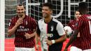 Penyerang AC Milan, Zlatan Ibrahimovic, merayakan gol yang dicetaknya ke gawang Juventus pada laga lanjutan Serie A pekan ke-31 di Stadion San Siro, Rabu (8/7/2020) dini hari WIB. AC Milan menang 4-2 atas Juventus. (AFP/Miguel Medina)