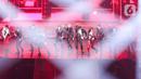 THE BOYZ memulai konser dengan membawakan "Ego" diikuti "REVEAL" yang merupakan bagian dari album pertama berjudul "REVEAL". (Liputan6.com/Herman Zakharia)