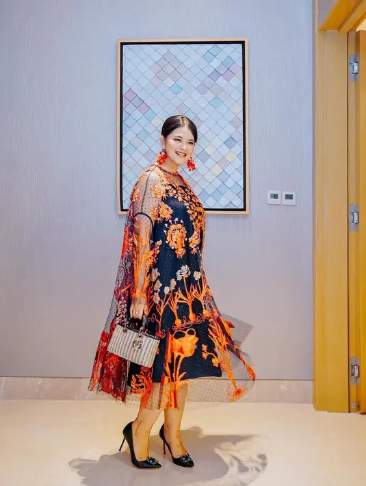 Sentuhan oranye sebagai emblishment dari Kahiyang Ayu bisa jadi inspirasi outfit yang elegan [@ayangkahiyang]