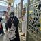 Jemaah haji turun dari bus shalawat di Terminal Syib Amir, Makkah. (Foto: Liputan6.com/Asnida Riani).