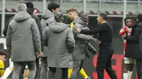 Pelatih AC Milan, Sergio Conceicao (baju hitam), terlibat keributan dengan Davide Calabria selepas duel kontra Parma pada pekan ke-21 Serie A di San Siro, Minggu (26/01/2025) malam WIB. Dalam duel tersebut Milan menang 3-2 atas Parma.&nbsp;(AP Photo/Luca Bruno)