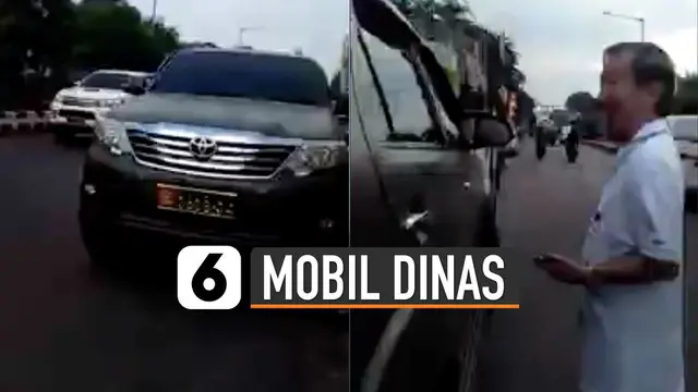 Baru-baru ini beredar video warga sipil mengaku Anggota TNI gunakan mobil dinas. Tampak santai saja pria ini membeli makanan di warung menggunakan mobil itu.