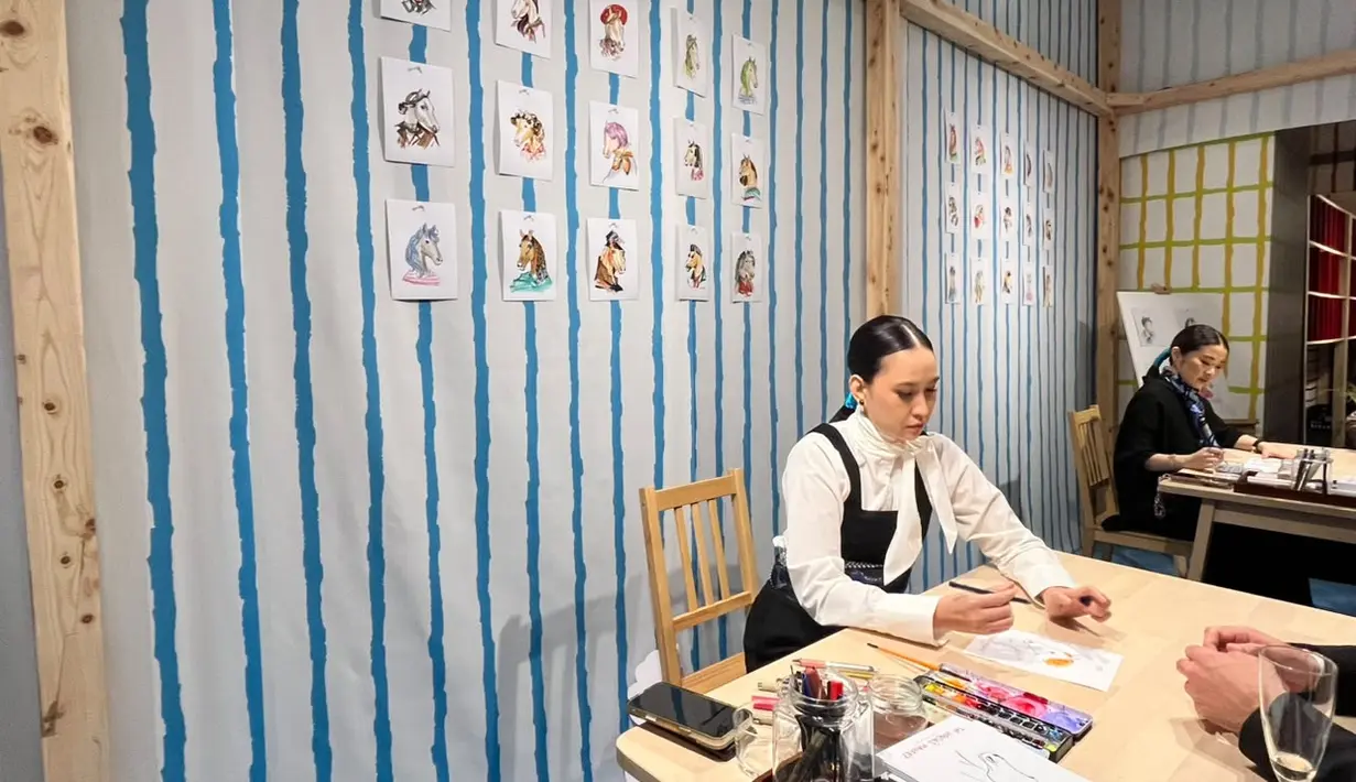 Tersedia juga live illustration yang disesuaikan dengan karakter gaya fashion pengunjung. Seru dan sangat kreatif.  / Foto dok: Fimela.com.