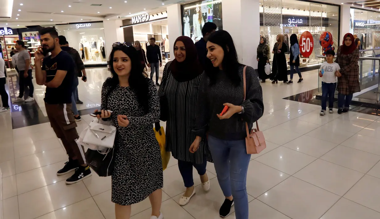 Pengunjung perempuan berbelanja di pusat perbelanjaan di Baghdad, Irak, 6 April 2019. (REUTERS/Khalid al-Mousily)