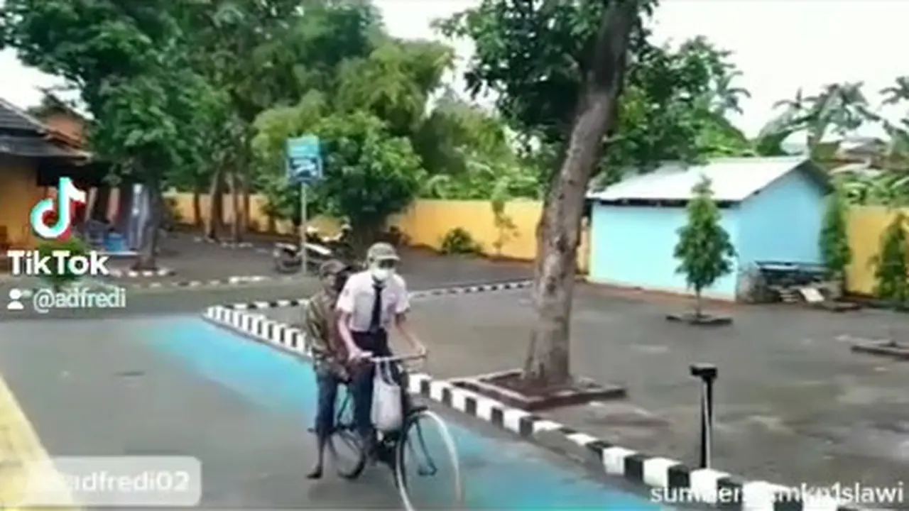 Tak Punya Akses Internet, Siswa Ini Rela Datang ke Sekolah Pakai Sepeda Ayahnya