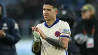 Gelandang Chelsea asal Argentina #08, Enzo Fernandez, memberi tepuk tangan kepada para penggemar di lapangan setelah pertandingan Liga Primer Inggris antara Leicester City dan Chelsea di Stadion King Power di Leicester, Inggris bagian tengah pada tanggal 23 November 2024. Chelsea memenangkan pertandingan dengan skor 2-1. (JUSTIN TALLIS/AFP)