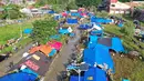 Gambar udara menunjukkan tempat penampungan sementara bagi orang-orang yang terkena gempa setelah gempa berkekuatan 6,2 di Mamuju, (18/1/2021). (AFP/Adek Berry)