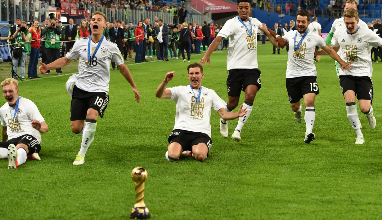 Pemain Jerman berlari menuju piala saat merayakan kemenangannya dalam final Piala Konfederasi 2017 di Stadion Saint Petersburg, Rusia (2/7). (AFP Photo/Patrik Stollarz)
