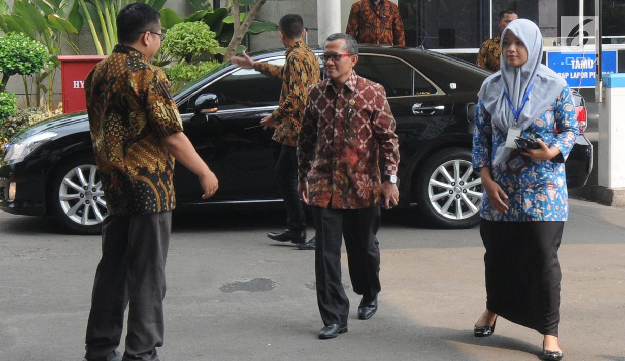 Ketua Komisi Yudisial (KY) Jaja Ahmad Jayus bersama jajarannya mendatangi gedung KPK, Jakarta, Jumat (13/7). Kedatangan Jaja merupakan kunjungan perdananya usai didapuk menggantikan Aidul Fitriciada Azhari pada 29 Januari 2018. (Merdeka.com/Dwi Narwoko)