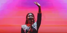 Bernadya menyapa penonton dalam acara KapanLagi Buka Bareng BRI Festival 2025 yang berlangsung di Plaza Parkir Timur Kompleks Stadion Utama Gelora Bung Karno (SUGBK), Senayan, Jakarta. (Bola.com/Bagaskara Lazuardi)