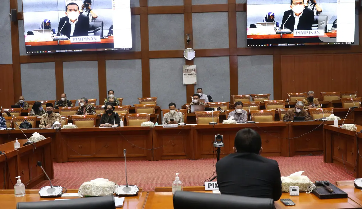 Suasana rapat kerja antara Menteri Pendidikan, Kebudayaan, Riset dan Teknologi Nadiem Makarim dengan Komisi X DPR di Senayan, Jakarta, Selasa (12/4/2022). Raker membahas perkembangan dan evaluasi pelaksanaan seleksi Guru Pegawai Pemerintah dengan Perjanjian Kerja (PPPK). (Liputan6.com/Angga Yuniar)
