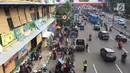 PKL dan parkir liar memadati trotoar serta bahu jalan di kawasan Pasar Senen, Jakarta, Kamis (7/2). Selain mengganggu pejalan kaki, kondisi tersebut juga menghambat arus lalu lintas. (Liputan6.com/Immanuel Antonius)