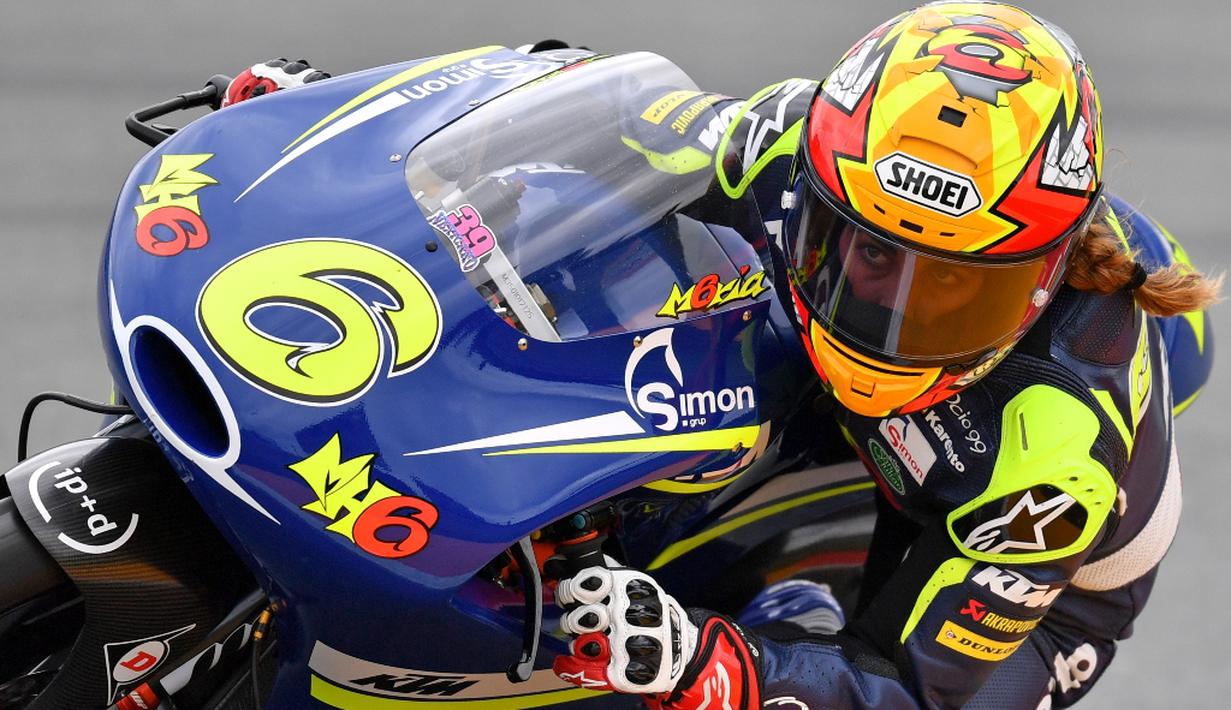 Maria Herrera saat beraksi di atas motor KTM dalam balapan Moto3 GP Jerman di Sirkuit Sachsenring, Jerman, (15/7/2016). (EPA/Jan Woitas)