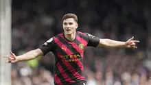 Penyerang Manchester City, Julian Alvares, berselebrasi setelah mencetak gol ke gawang Fulham pada pekan ke-33 Liga Inggris 2022/2023 di Craven Cottage, London, Minggu (30/4/2023). (AP/Kin Cheung)