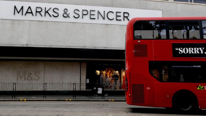 Sebuah bus melewati cabang toko Marks and Spencer di London, Selasa (18/8/2020). Peretail Inggris, Marks & Spencer pada Selasa (18/8) mengumumkan rencananya untuk memangkas 7.000 pekerja dalam tiga bulan ke depan di tengah pandemi COVID-19. (AP Photo/Kirsty Wigglesworth)
