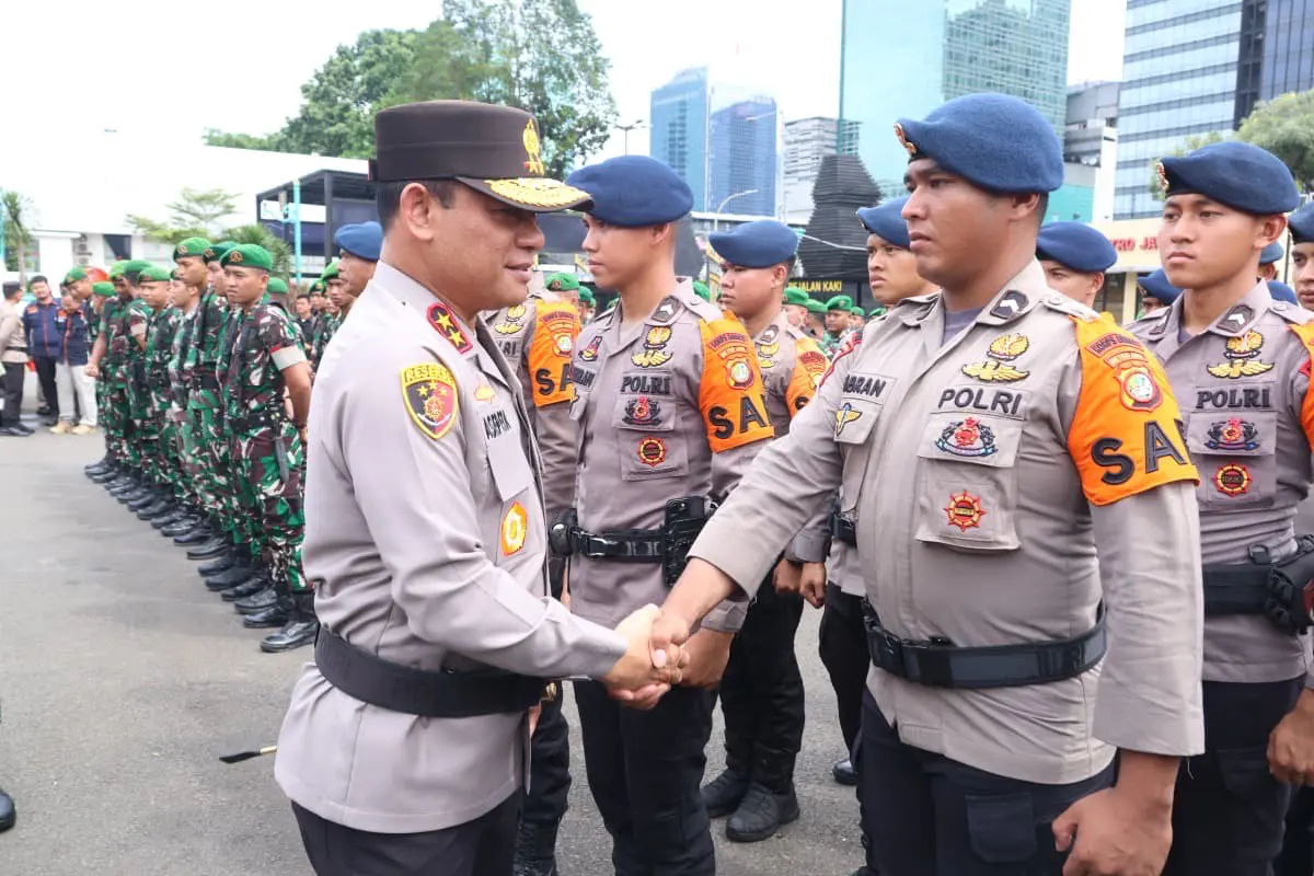 Kapolda Metro Jaya Irjen Pol Asep Edi Suheri saat apel kesiapsiagaan tanggap darurat bencana di Lapangan Presisi Ditlantas Polda Metro Jaya, Rabu (5/11/2025).