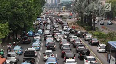 Suasana kemacetan di Jalan MH Thamrin, Jakarta, Kamis (31/5). Tingginya antusiasme warga untuk berbuka puasa di rumah menyebabkan jalan-jalan protokol di Ibukota dipadati kendaraan jelang waktu berbuka. (Liputan6.com/Immanuel Antonius)