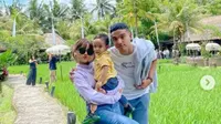 Fuji, adik Bibi Andriansyah menggendong Gala Sky Andriansyah saat liburan di Bali (dok.instagram/@fuji_an/https://www.instagram.com/p/CYBVt97PplQ/Komarudin)