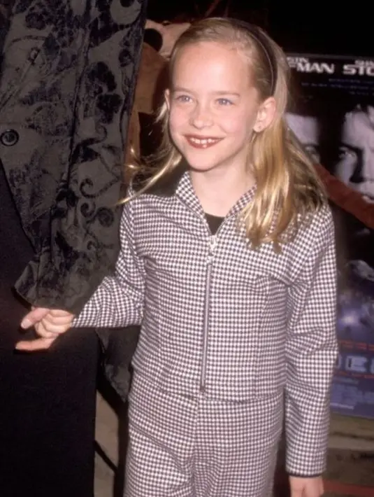 Coba tebak siapa anak pirang yang sedang digandeng itu? Cluenya adalah dia bintang film Fifty Shades of Grey. Dakota Johnson! (Cosmopolitan)