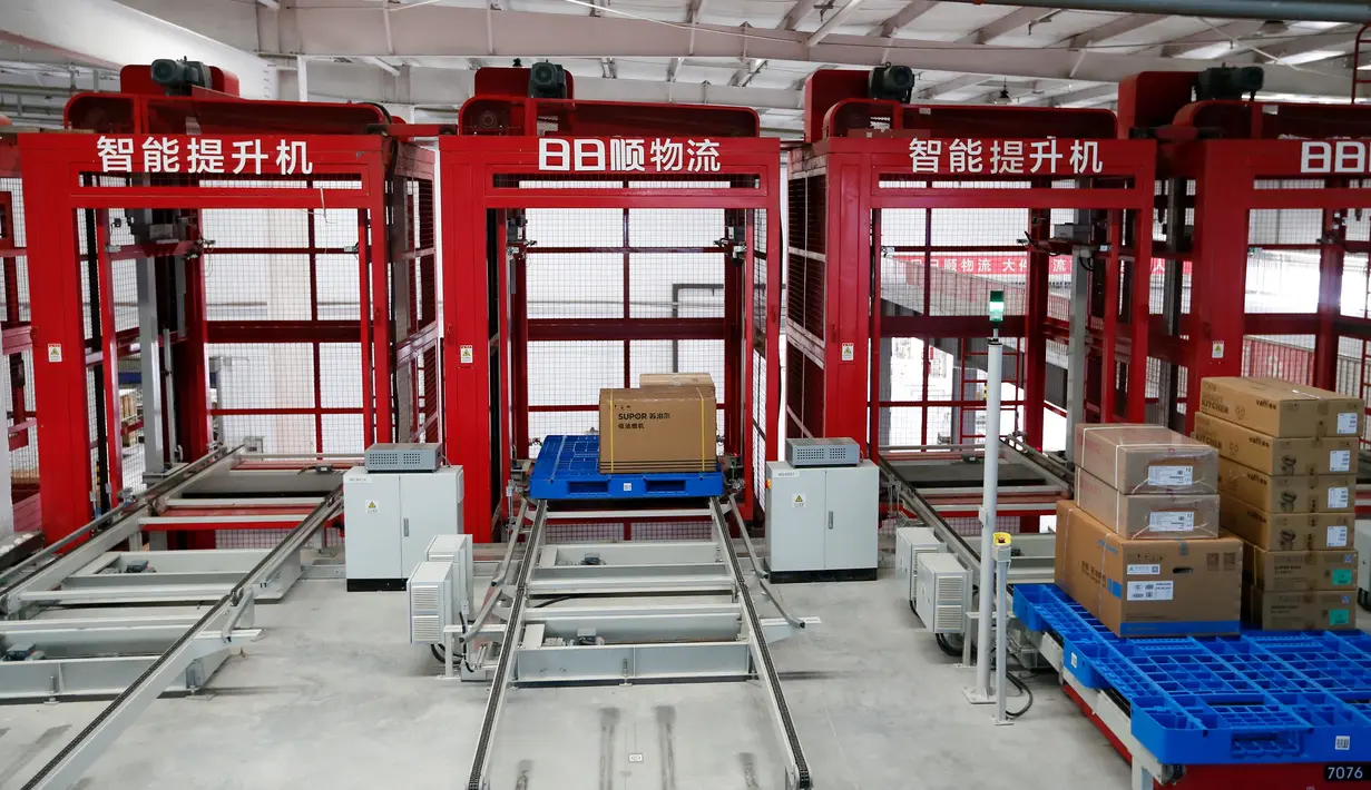 Barang-barang yang diangkut di gudang cerdas di kawasan industri logistik yang berada di Qingdao, Provinsi Shandong, China, 5 Agustus 2020. Gudang cerdas yang menggunakan robot, otomatisasi, dan teknologi kecerdasan buatan (AI) itu mulai beroperasi pada musim panas ini. (Xinhua/Liang Xiaopeng)