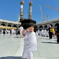 Anak mendiang Vanessa Angel dan Febri Andriansyah mulai besar. Belakangan ini, Gala Ski  Andriansyah sedang berada di tanah suci Mekkah. Berikut beberapa potret Gala saat mengenakan baju ihram. [Instagram/galasky]