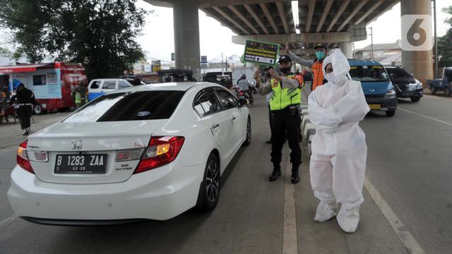 FOTO: Pocong Ikut Razia Masker di Jakarta