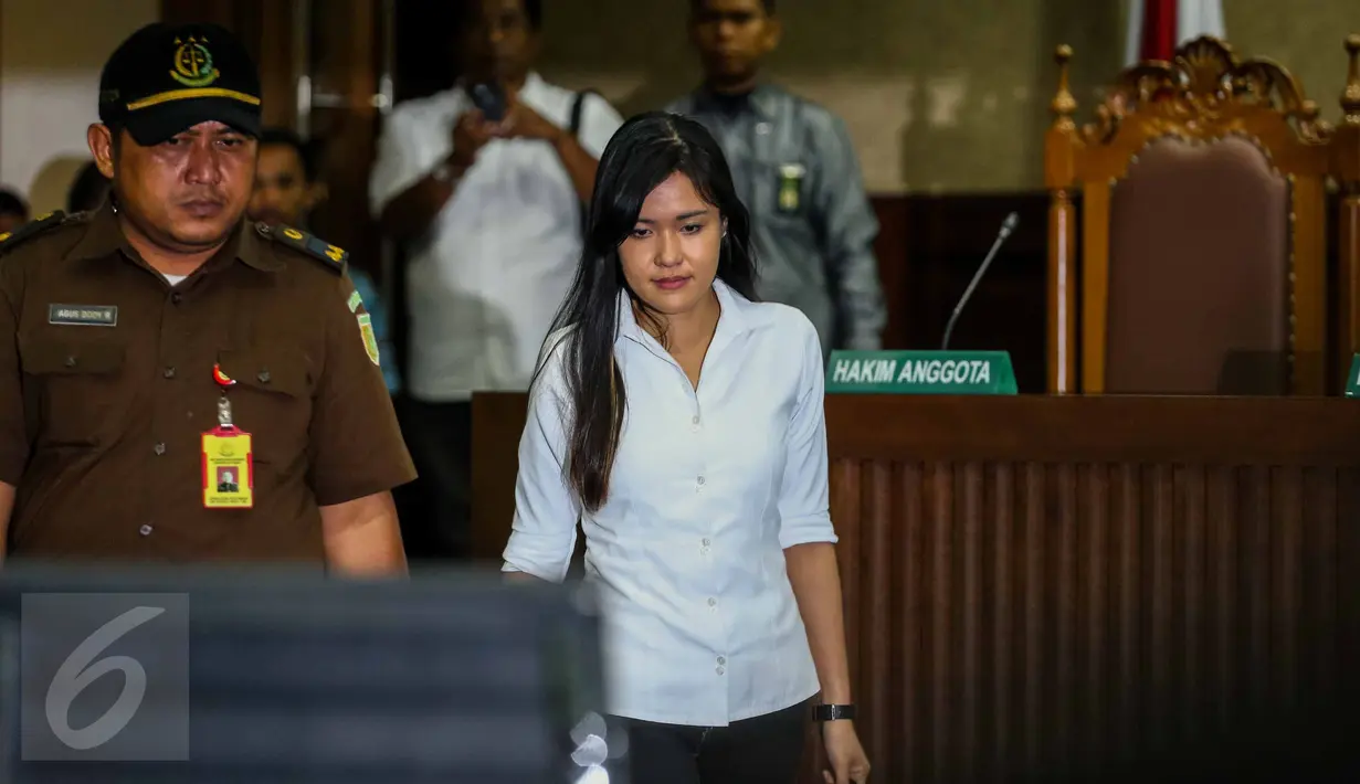 <p>Jessica Kumala Wongso berjalan menuju kursi terdakwa untuk menjalani sidang pembacaan putusan di PN Jakarta Pusat, Kamis (27/10). Ada 377 lembar berkas putusan vonis perkara kematian Mirna yang sudah disiapkan majelis hakim. (Liputan6.com/Faizal Fanani)</p>
