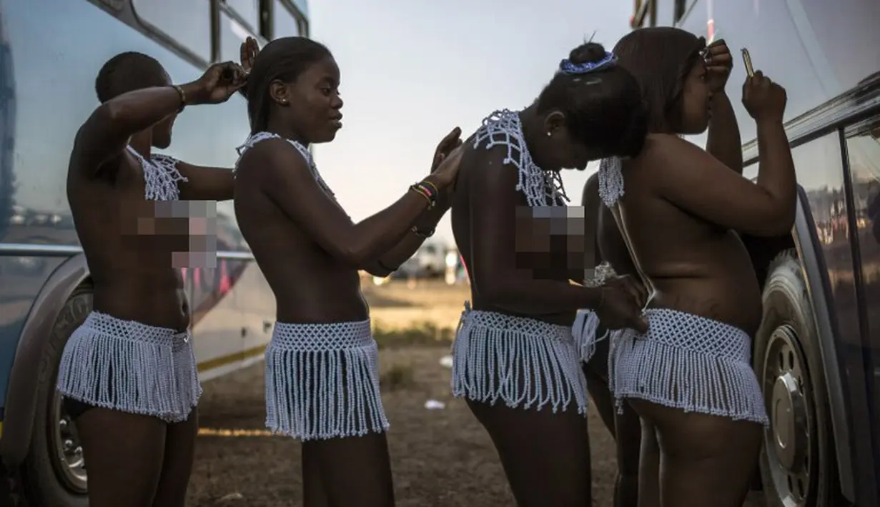 Para gadis ini bersiap menampilkan tarian terbaik mereka untuk bisa memikat hati Raja, Afsel (5/9/2014) (AFP PHOTO / MARCO LONGARI)