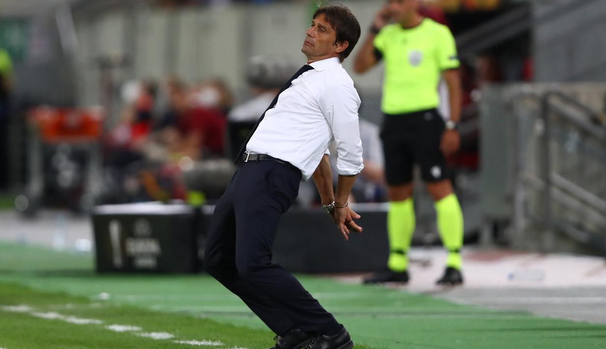 Pelatih Inter Milan, Antonio Conte, memperhatikan pemainnya saat menghadapi Bayer Leverkusen pada perempat final Liga Europa di Duesseldorf Arena, Jerman, Selasa (11/8/2020) dini hari WIB. Inter Milan menang 2-1 atas Bayer Leverkusen dalam pertandingan tersebut. (AFP/Dean Mouhtaropoulos/pool)