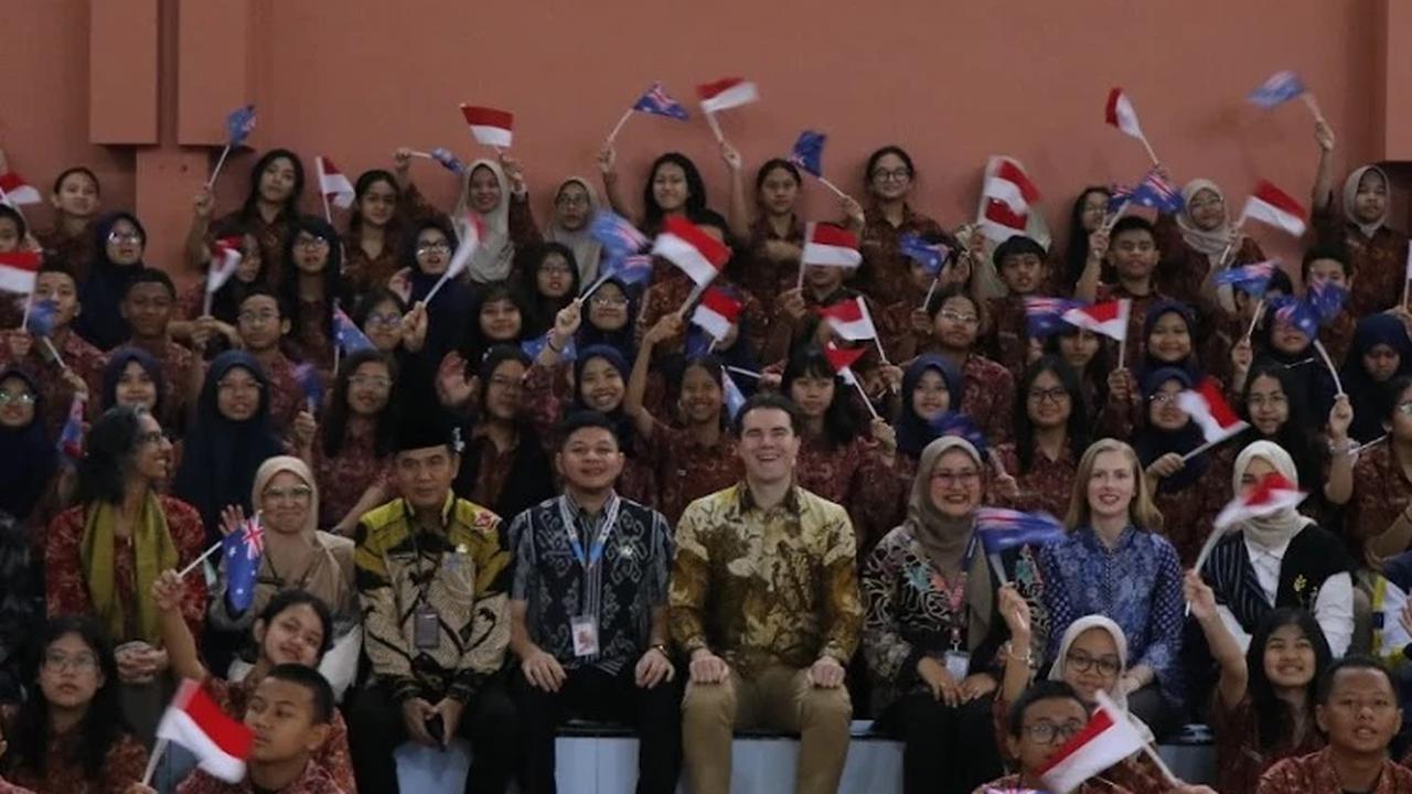 Kunjungan Yang Mulia Anggota Parlemen Australia, Tim Watts ke SMP Labschool Kebayoran