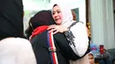 Shanty Widhiyanti atau lebih dikenal dengan Shanty NS, saat menerima ucapan belasungkawa dari para pelayat yang terus berdatangan. (Nurwahyunan/Bintang.com)