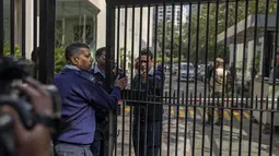 Penjaga keamanan menutup gerbang sebuah gedung yang menampung kantor BBC di New Delhi, India, Selasa (14/2/2023). Otoritas pajak India melakukan penggeledahan kantor BBC di New Delhi, kata seorang jurnalis di lembaga penyiaran itu kepada AFP, beberapa minggu setelah menayangkan film dokumenter yang mengkritik Perdana Menteri Narendra Modi. (AP Photo/Altaf Qadri)