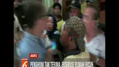 Penghuni rumah selaku termohon eksekusi protes tidak terima rumahnya dikosongkan secara paksa.