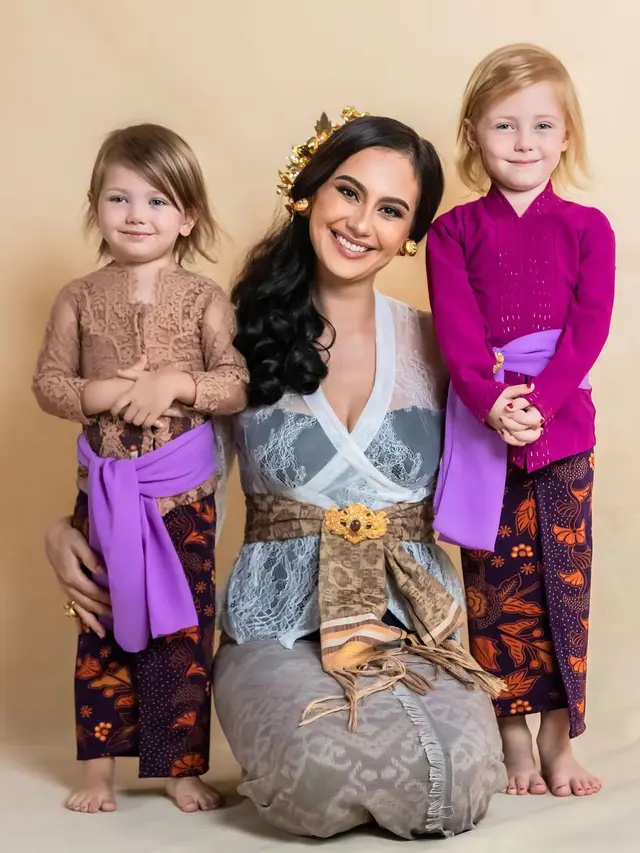 6 Gaya Menggemaskan Kedua Putri Marissa Nasution yang Punya Warna Mata Biru, Cantik dalam Balutan Kebaya hingga Dress