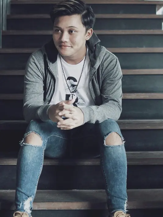 Rizky Febian, si pria tampan idola para wanita. Dari parasnya saja sudah menggoda, apalagi kalau dinyanyikan lagu andalannya yang berjudul Kesempurnaan Cinta. Pasti mau kan? (Instagram/rizkyfbian)