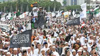 Massa aksi Reuni 212 membanjiri kawasan Monas, Jakarta, Sabtu (2/12). Aksi yang diselenggarakan sebagai bentuk reuni kegiatan 2 Desember 2016 itu diisi dengan pembacaan zikir, salawat serta salat berjamaah. (Liputan6.com/Herman Zakharia)