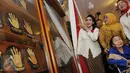 Menteri Sosial Khofifah Indar Parawansa melihat 1000 cap tangan wanita pejuang 45 di gedung Joang, Jakarta, Jumat (15/12). 1000 cap telapak tangan tersebut dipamerkan untuk mengenang para wanita pejuang 45. (Liputan6.com/Helmi Afandi)