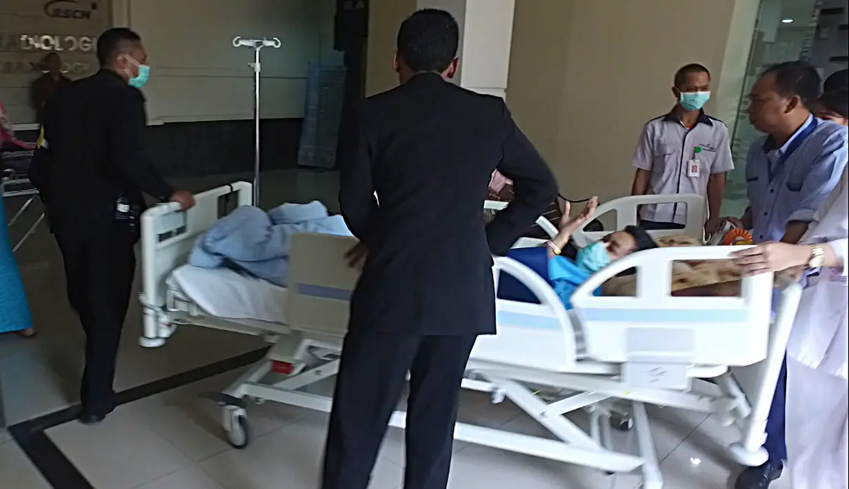 Dua orang petugas mendorong tempat tidur Jupe usai menjalani tes MRI. Jupe yang masih mengenakan masket terlihat masih ramah meski tak berucap apapun. (Nurwahyunan/Bintang.com)
