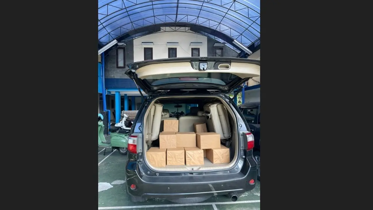Petugas Bea Cukai mengamankan minibus yang membawa rokok ilegal di Malang. (Istimewa)