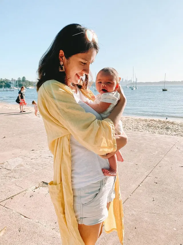 Potret Acha Sinaga momong Baby Lucas