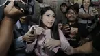 Penyanyi dangdut, Via Vallen, usai memberikan keterangan pers di Studio Toha, Ciputat, Rabu, (06/6/2018). Via Vallen akan menyanyikan lagu yang bertajuk Meraih Bintang pada Asian Games 2018. (Bola.com/M Iqbal Ichsan)
