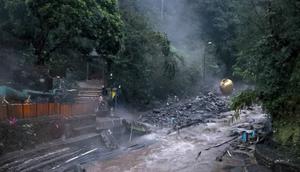 Banjir Bandang Terjang Wisata Air Panas Guci Tegal