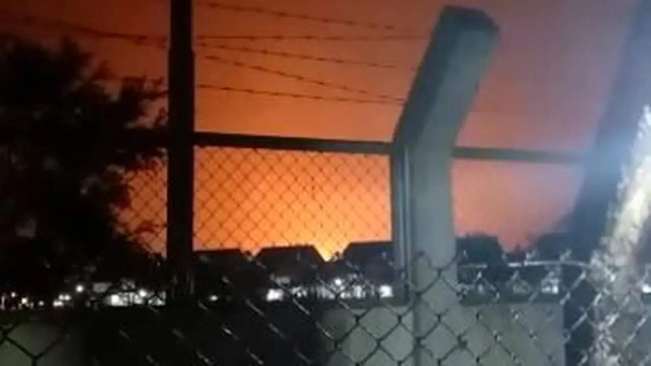 Kebakaran Kilang Pertamina Cilacap, Sabtu malam(13/11/2021). (Tangkapan layar video/Istimewa)