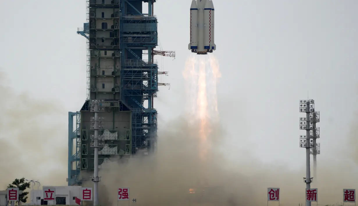Misi ini bertujuan untuk menempatkan astronaut di bulan sebelum akhir dekade ini. (AP Photo/Mark Schiefelbein)