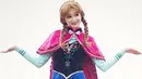 Tak main-main, Sarah Ingle rela mengeluarkan uang hingga USD 14 ribu atau sekitar Rp195 juta untuk mengubah dirinya menjadi karakter-karakter putri Disney. (instagram.com/sarah_e_ingle)