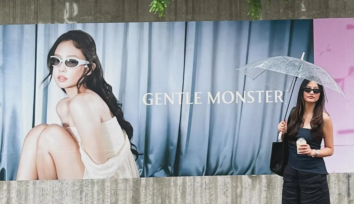 Selain menikmati keindahan alam, dirinya juga mengunjungi pusat kota Seoul. Tampil dengan kasual yang stylish sosoknya banyak menuai pujian dari para netizen. Dalam liburannya tersebut, bintang FTV ini tidak sendiri melainkan bersama banyak sahabatnya seperti aktris Yunita Siregar. (Liputan6.com/IG/@valeriastahlk)