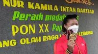 Atinna Nur Kamila Intan Bahtiar (22), warga RT 04 RW 01 Desa Pangebatan, Kecamatan Karanglewas, Banyumas, berhasil meraih medali emas sekaligus memecahkan rekor PON dan rekor nasional. (Foto: Pangebatan.desa.id)